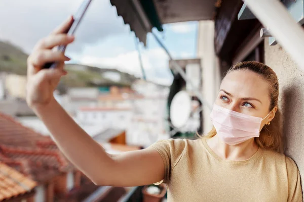 Žena Selfie Během Karantény Balkóně Sobě Chirurgické Masky — Stock fotografie