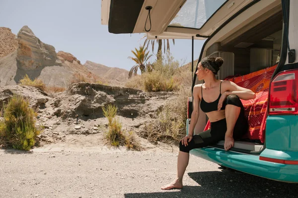 Fitness Frau Ruht Sich Kofferraum Ihres Transporters Der Wüste Aus — Stockfoto