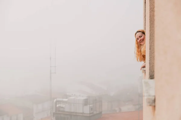 Frau Unter Quarantäne Beugt Sich Über Das Fenster Und Schaut — Stockfoto