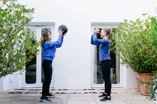 Deux Jeunes Femmes Faisant Exercice Avec Medicine Ball Sur Une — Photo