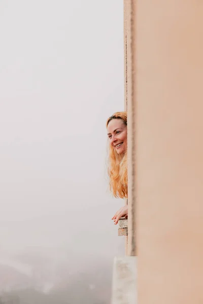 Karantänkvinna Böjer Sig Över Fönstret Tittar Utanför — Stockfoto