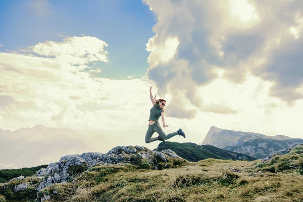 Молодая Женщина Прыгает Гору — стоковое фото