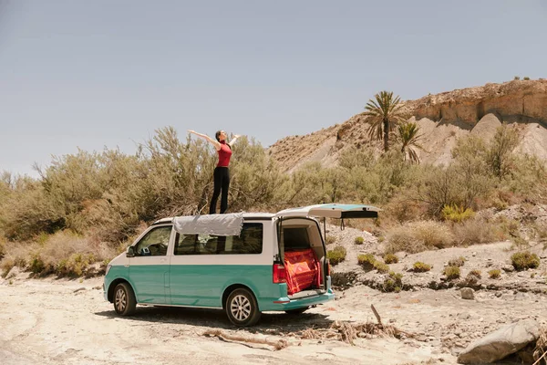 Женщина Практикует Йогу Крыше Фургона Пустыне — стоковое фото