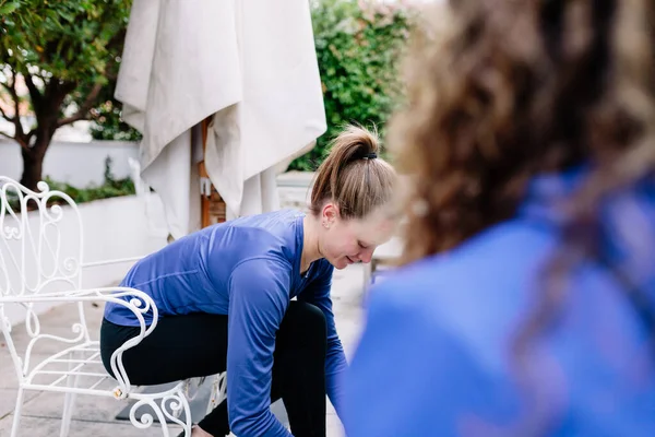 Dwie Młode Sportowce Wiążą Sznurowadła Przed Treningiem Tarasie Bluzie — Zdjęcie stockowe