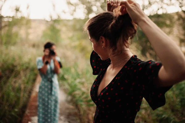 Zwei Junge Frauen Fotografieren Einander Wald Zwischen Bäumen Kleidern — Stockfoto
