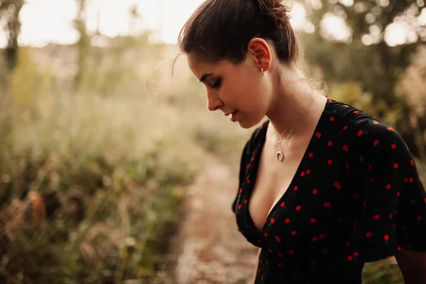 Retrato Mulher Jovem Com Vestido Decote Bonito — Fotografia de Stock