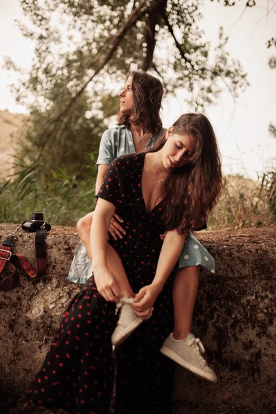 Dwie Młode Lesbijki Obejmowały Się Boisku Sukienkach — Zdjęcie stockowe