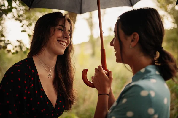 Duas Jovens Mulheres Com Guarda Chuva Campo Entre Árvores Vestindo — Fotografia de Stock