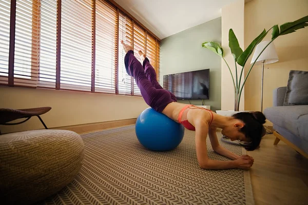 Kadın Pencerenin Önünde Yoga Yapıyor — Stok fotoğraf