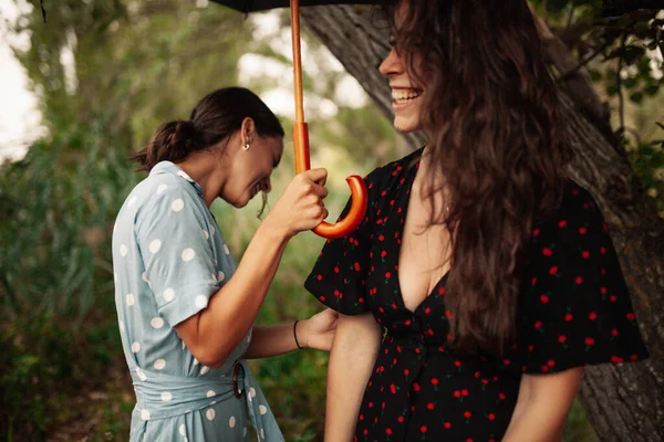 Duas Jovens Mulheres Com Guarda Chuva Campo Entre Árvores Vestindo — Fotografia de Stock