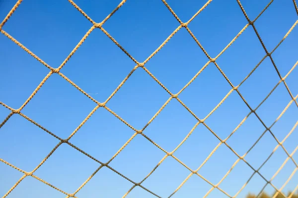 Fotboll netto på blå himmel bakgrund — Stockfoto