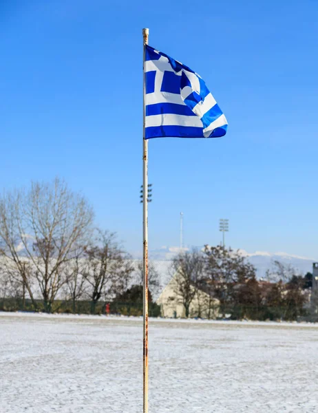 Drapeau grec agitant dans le ciel bleu — Photo