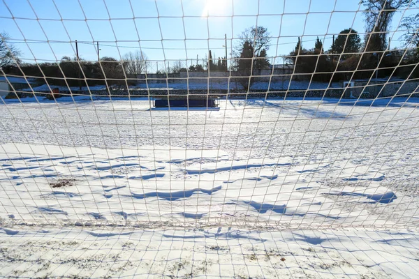 Prázdnou zasněženou soccerball pole — Stock fotografie