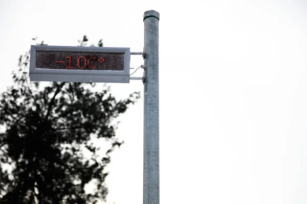 Termometro stradale in inverno — Foto Stock