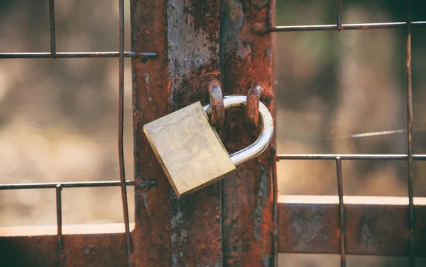 Velho cadeado de porta enferrujado — Fotografia de Stock