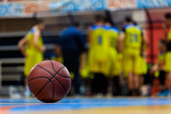 Bola de basquete no chão de madeira — Fotografia de Stock