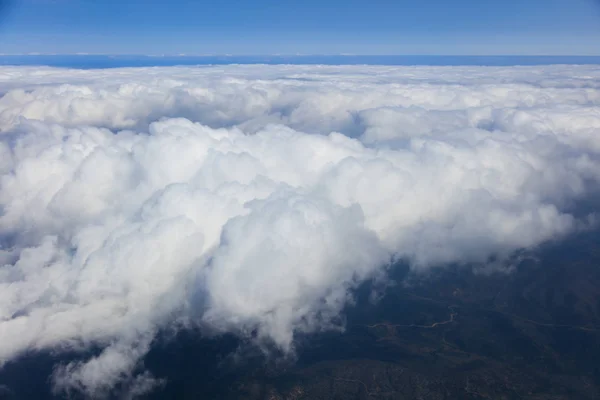 Ciel bleu avec nuages, photographie aérienne — Photo