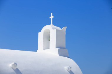 Santorini Adası Yunanistan - mavi zemin üzerine beyaz kilise