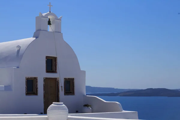 산토리니 섬 그리스-파란색 배경에 백색 교회에 — 스톡 사진