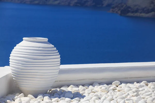 Santorini, Greece - Ceramic pottery on the roof of a house — Stock Photo, Image