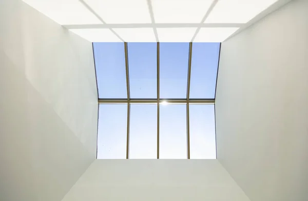 Modré oblohy a střešní okno — Stock fotografie
