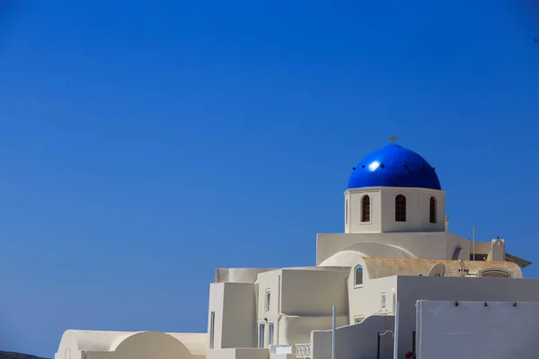 Santorini island in Greece - White church on blue background — Stock Photo, Image