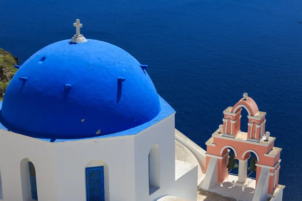 Остров Санторини в Греции - Купол классической церкви — стоковое фото