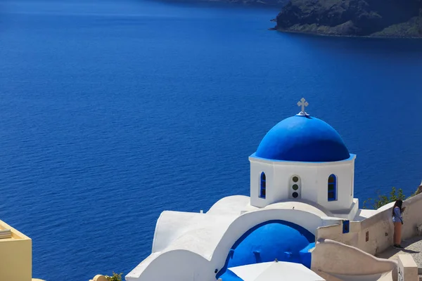 산토리니 섬 그리스-파란색 배경에 백색 교회에 — 스톡 사진