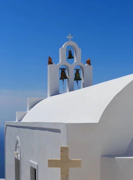 Santorini eiland in Griekenland - witte kerk op blauwe achtergrond — Stockfoto