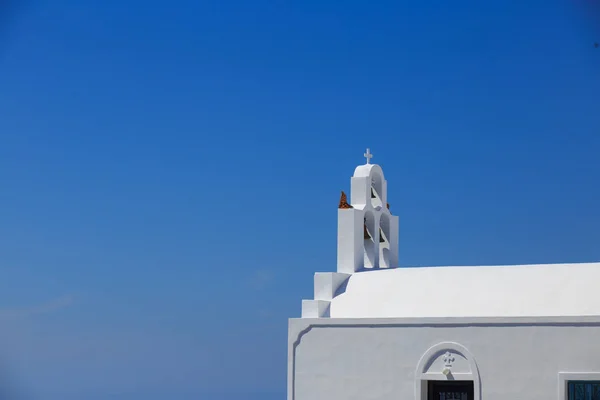 Santorini Adası Yunanistan - mavi zemin üzerine beyaz kilise — Stok fotoğraf