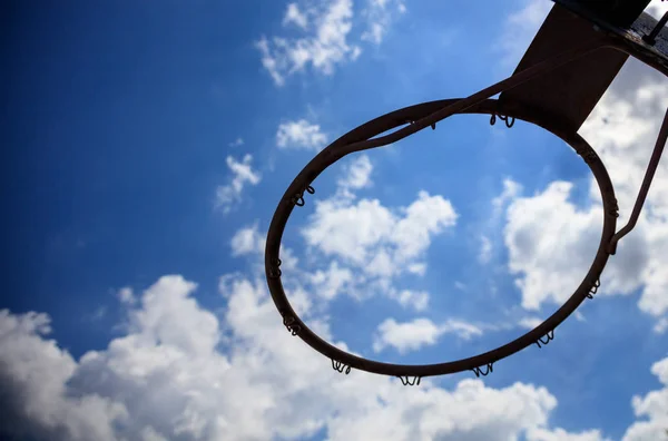 Aro de baloncesto sobre fondo cielo azul — Foto de Stock