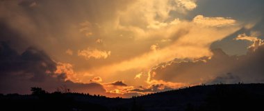 Gün batımında bulutlu gökyüzü