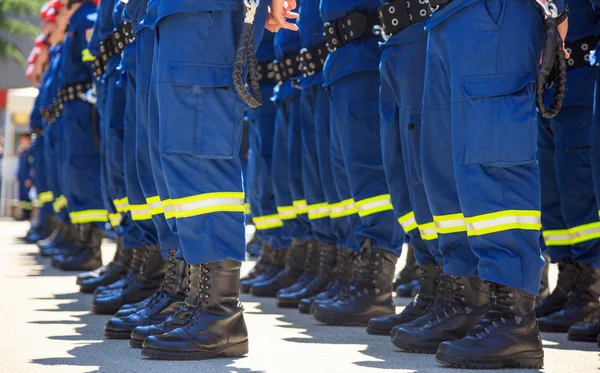 Bomberos con sus uniformes en fila — Foto de Stock