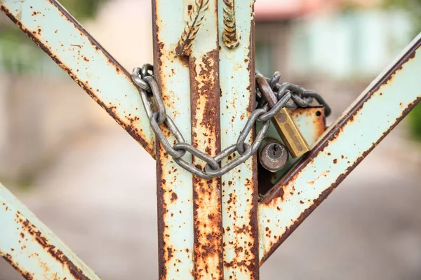 Ancienne porte métallique verrouillée avec cadenas — Photo