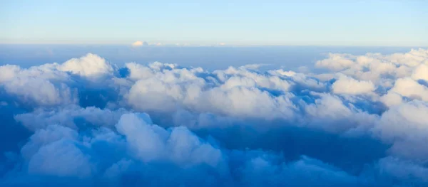 Modrá obloha a mraky z okna letadla — Stock fotografie