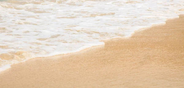 Ondas calmas em uma praia de areia — Fotografia de Stock