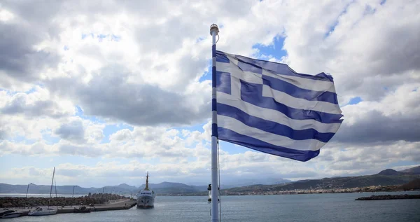 Görögország integetett zászló kék ég és a tenger a háttérben — Stock Fotó