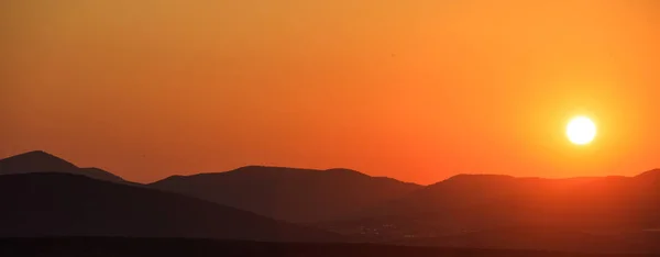 Montanhas paisagem ao pôr do sol — Fotografia de Stock