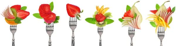 Variedad de rodajas de frutas frescas sobre tenedores - fondo blanco —  Fotos de Stock