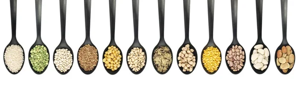 Varietà di legumi crudi e riso in cucchiai - fondo bianco — Foto Stock