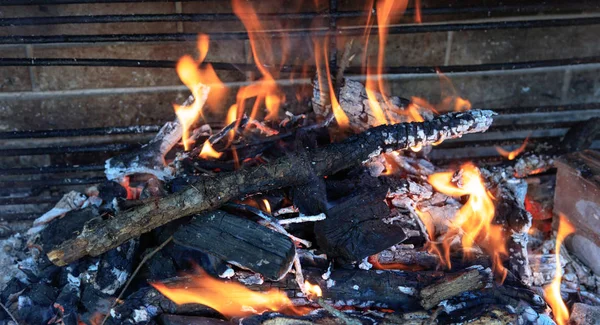 Registros queimando em uma lareira — Fotografia de Stock