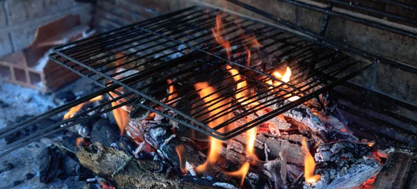 Grill de churrasco de carvão vazio — Fotografia de Stock