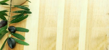 Siyah Zeytin ve zeytin dalı ahşap arka plan üzerinde