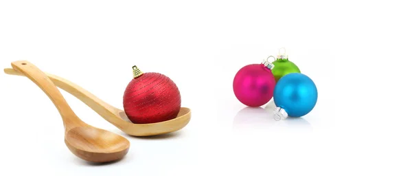 Variété de boules de Noël sur fond blanc — Photo