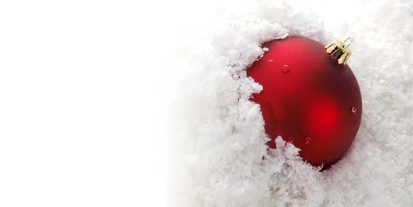 Rode kerstballen en chef-kok hoed op witte achtergrond — Stockfoto