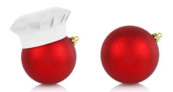 Boules de Noël rouges et chapeau de chef sur fond blanc — Photo