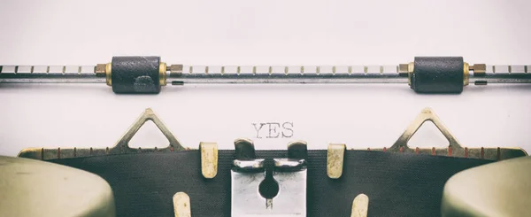 SÍ palabra en letras mayúsculas en una hoja de máquina de escribir — Foto de Stock