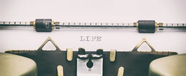 Palabra LIFE en letras mayúsculas en una hoja de máquina de escribir — Foto de Stock