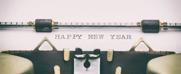 FELIZ AÑO NUEVO en letras mayúsculas en una hoja de máquina de escribir —  Fotos de Stock