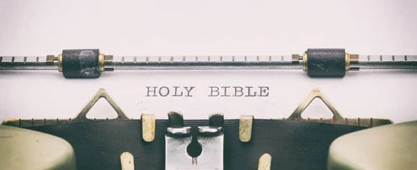 Heilige Bijbel in hoofdletters worden weergegeven op een typemachine-vel — Stockfoto
